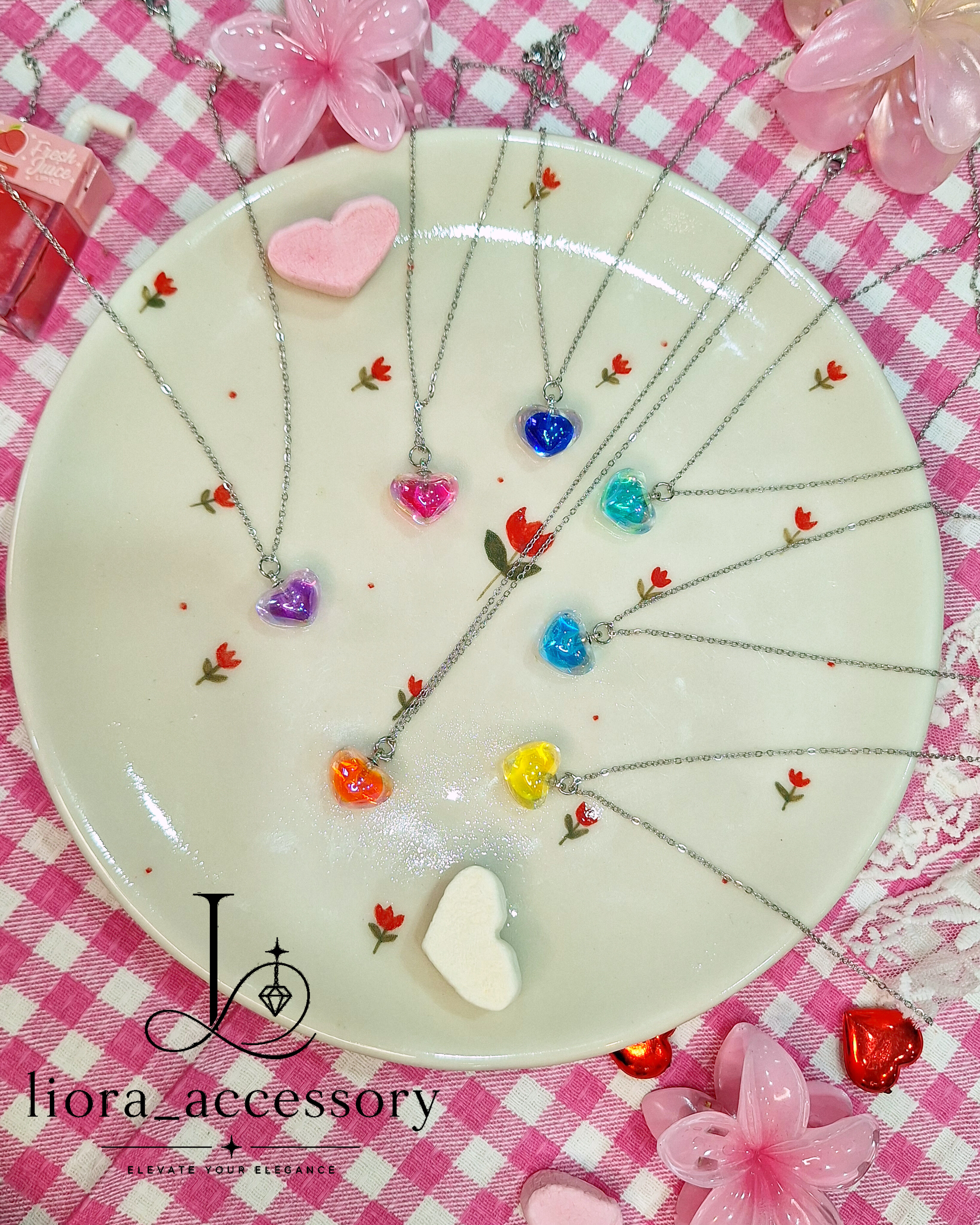 گردنبند قلب شیشه‌ای رنگی