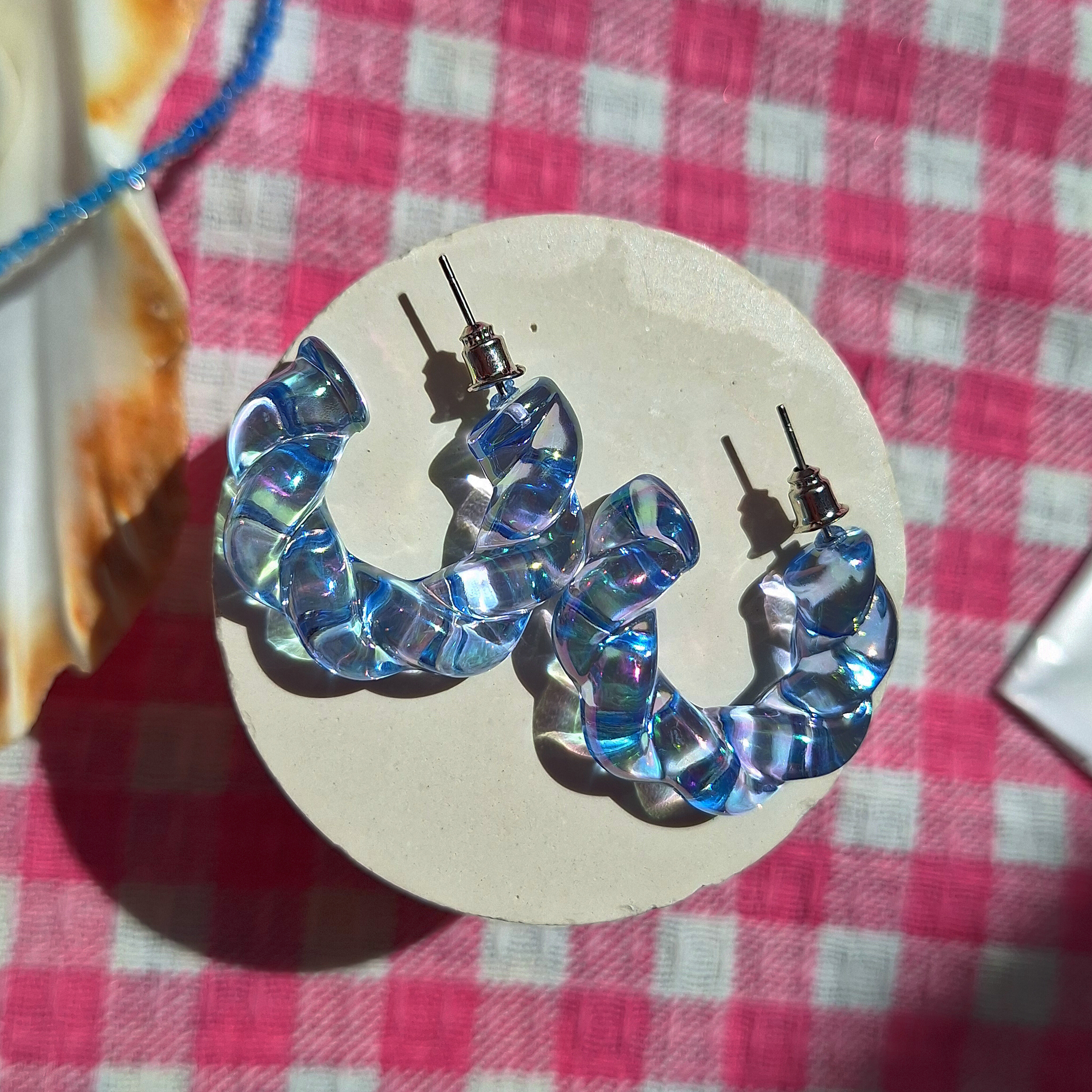 گوشواره حلقه‌ای رزینی آبی شفاف